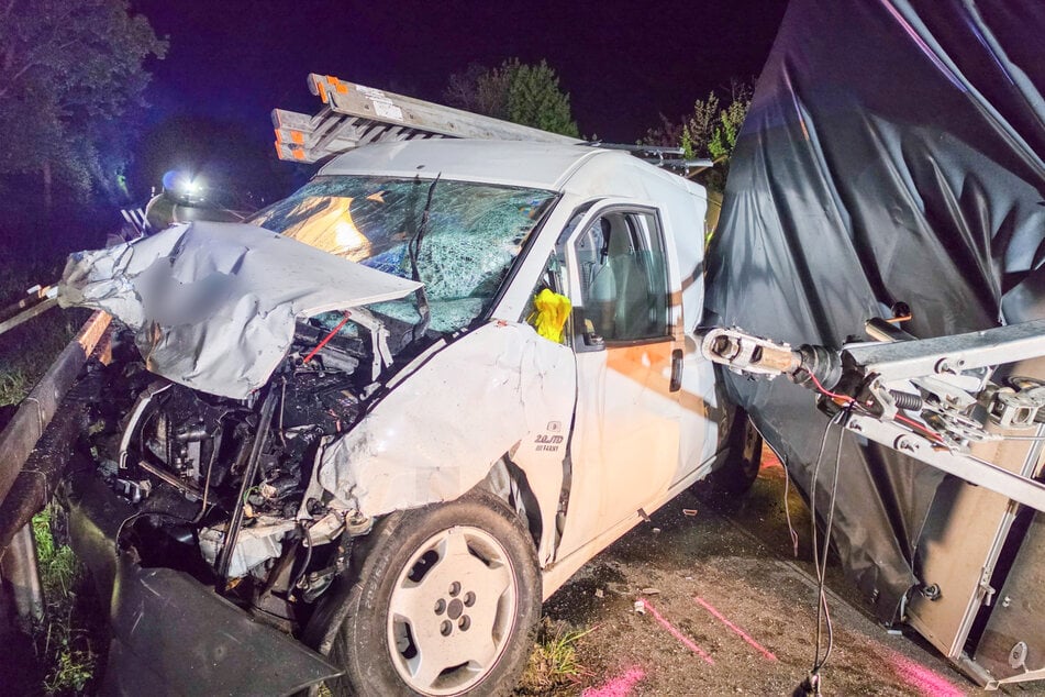Wieso die Fahrerin (24) die Kontrolle verlor und der schwere Anhänger zur Seite kippte, ist noch unklar.
