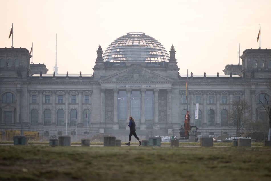 An das, was im Reichstag entschieden wird, glauben immer weniger Ostdeutsche.