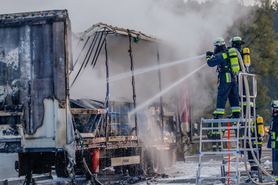 Ein mit Lithium-Ionen-Akkus beladener Sattelzug ist am Freitag auf der A6 in Flammen aufgegangen.