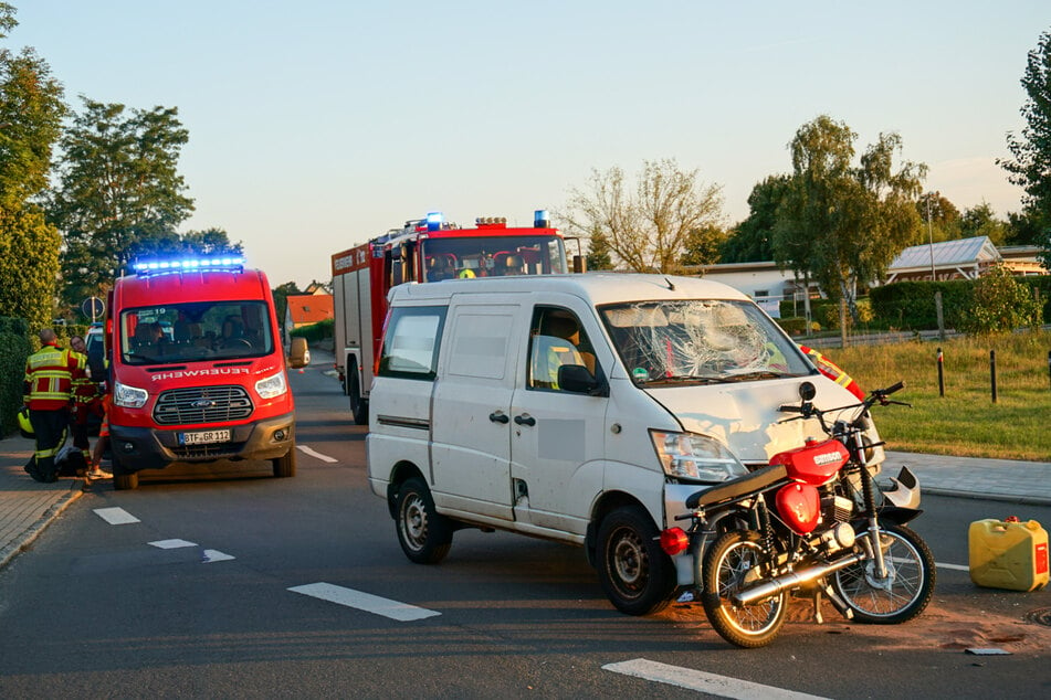 Der 15-jährige Mopedfahrer übersah den Transporter und es kam zum Crash.