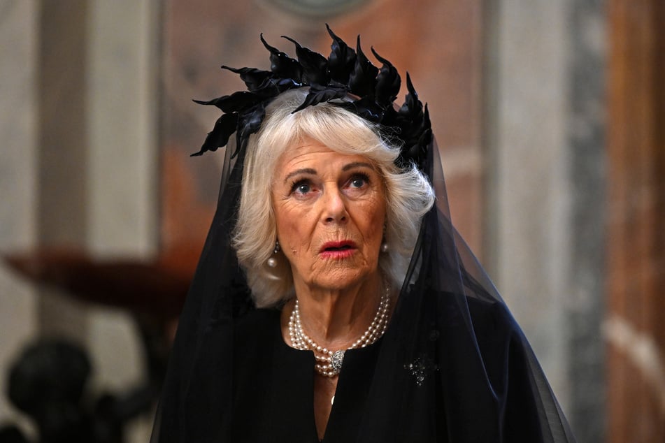 Camilla (78) reagierte nicht auf Fragen zum Sexualstraftäter Jeffrey Epstein (†66).