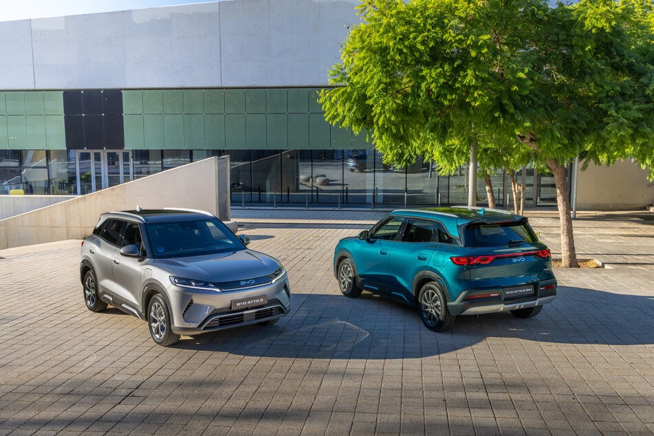 Das E-Auto BYD Atto 2 (links) und der Plug-in-Hybrid Atto 2 DM-i (rechts) - mit diesen Kompakt-SUV will BYD Marktanteile in Europa erobern.