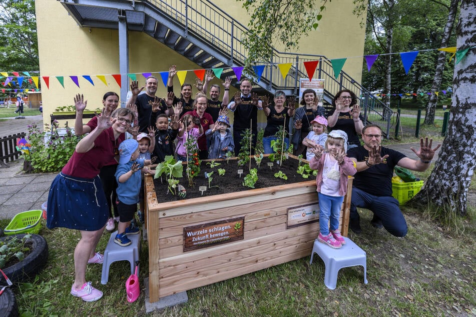 Große Freude in der Kita: Die "Zeisigwaldfüchse" im Yorckgebiet haben ein neues Hochbeet.
