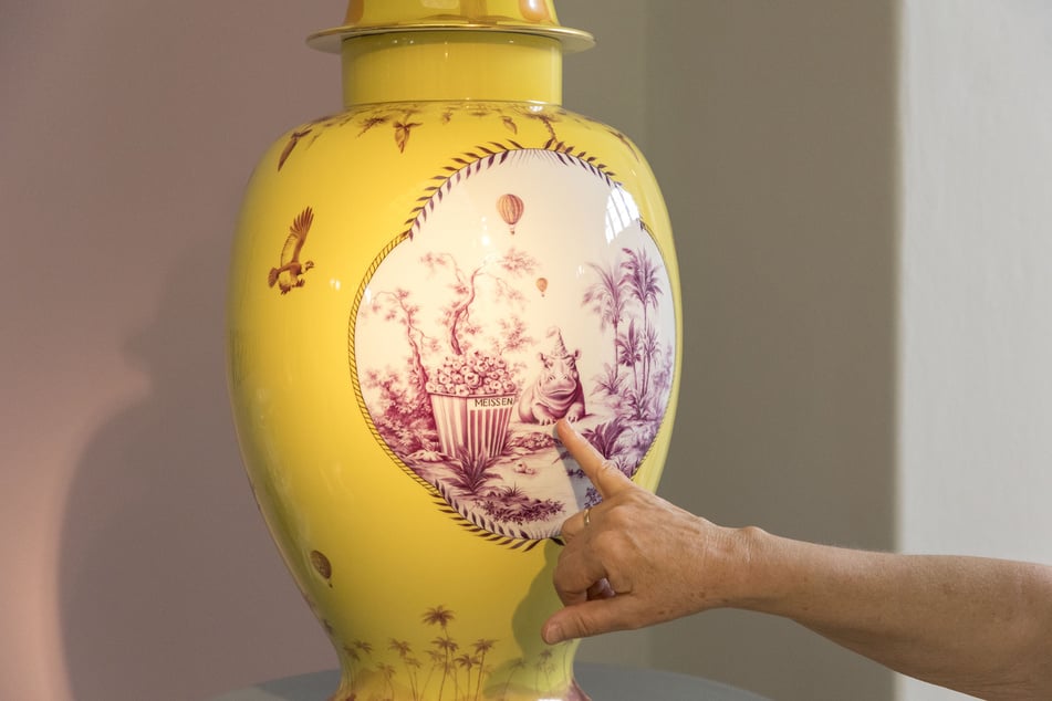 Meissen wird bunter - und humorvoller. Das beweist das Hippo mit Spitzhütchen auf der großen Deckelvase.