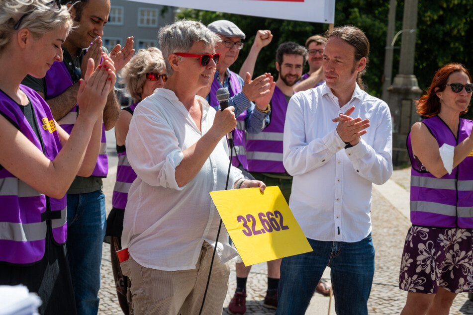 Katina Schubert (Die Linke), bei der öffentlichen Übergabe der Unterschriften. Bei den Linken finden die Initiatoren viel Zuspruch.