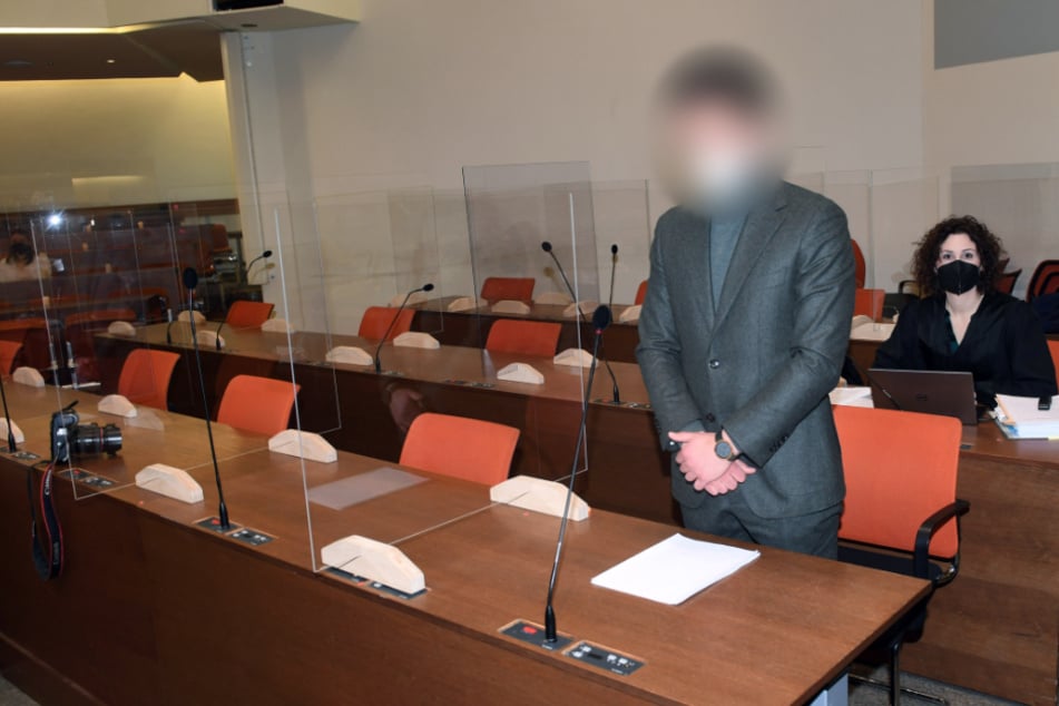 Der Angeklagte (l) ist zusammen mit seiner Anwältin Stefanie Lajtkep (r) im Gerichtssaal.
