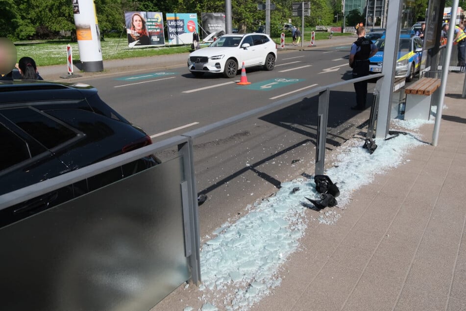 Unfall auf dem Ring: Zivilpolizisten krachen gegen Haltestelle, eine Frau verletzt