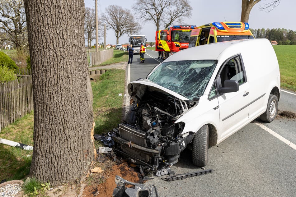 Baum-Crash im Vogtland: 21-Jähriger schwer verletzt