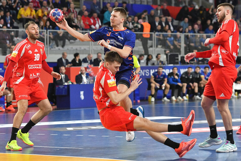 Ivar Stavast (M.) machte das 1:0, doch die Ungarn stoppten den Lauf der Niederlande.