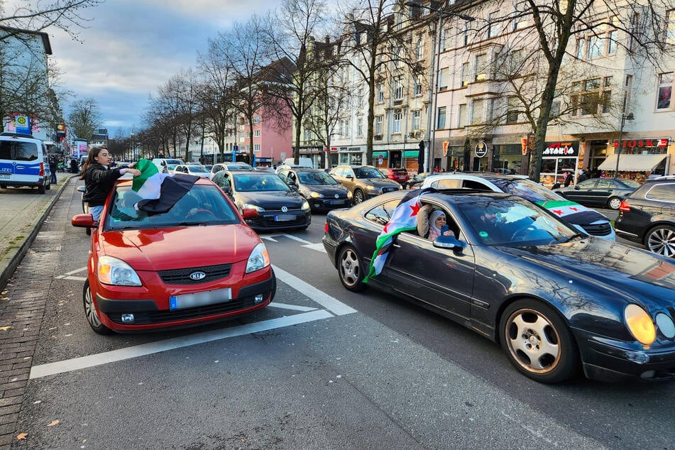 In mehreren NRW-Städten schwenkten die Menschen die syrische Flagge. Es bildeten sich Autokorsos.