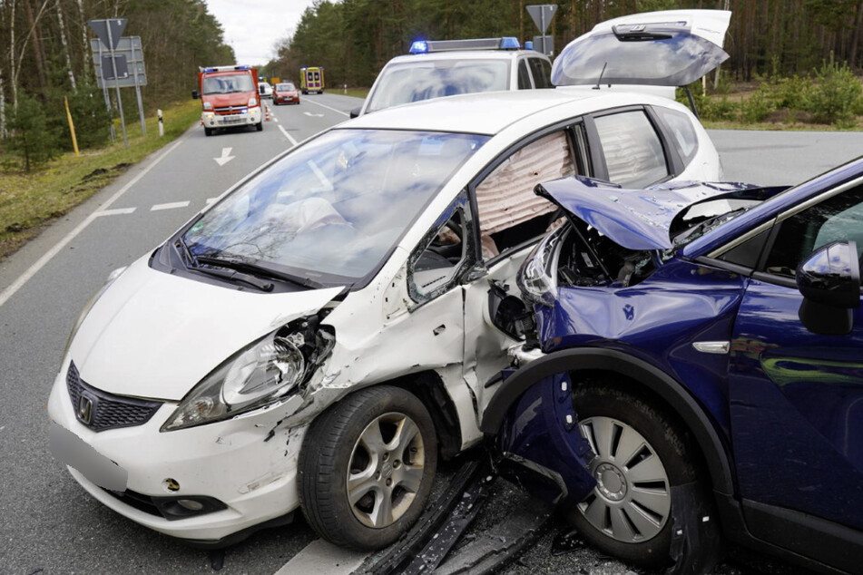 Vorfahrt missachtet: Opel und Honda stoßen zusammen, drei Verletzte