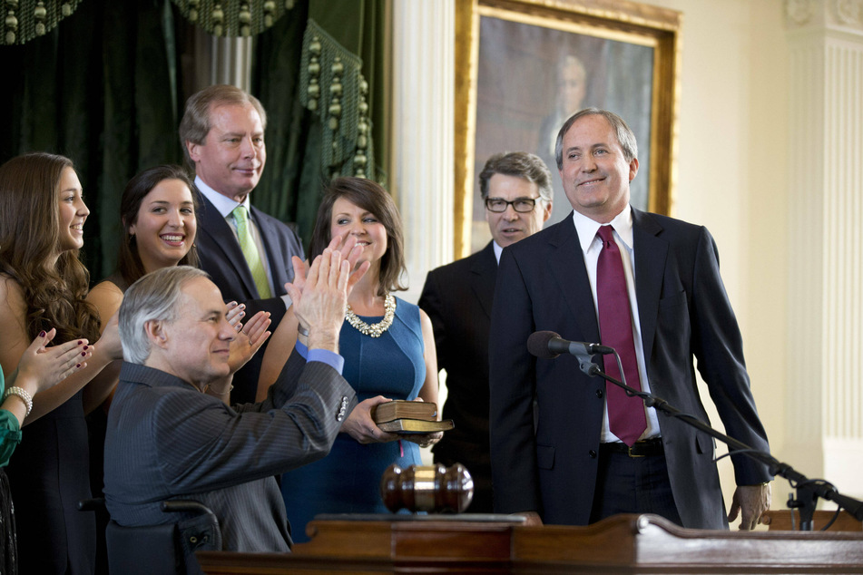 Texas Attorney General Ken Paxton (far r.) has joined Gov. Abbot (l.) in the fight against mask mandates in schools.