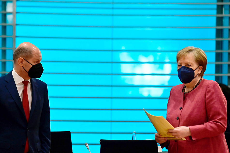 Bundeskanzlerin Angela Merkel (CDU) redet vor Beginn der Kabinettssitzung der Bundesregierung mit Bundesfinanzminister Olaf Scholz (SPD).
