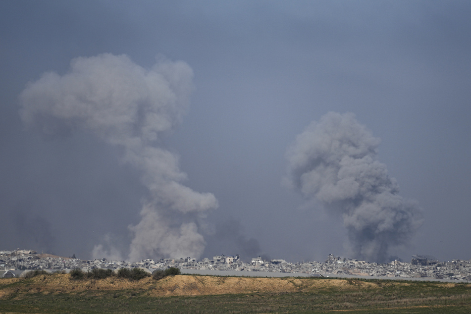 Rauch steigt nach einem israelischen Bombardement im Gazastreifen auf, aufgenommen vom Süden Israels aus.