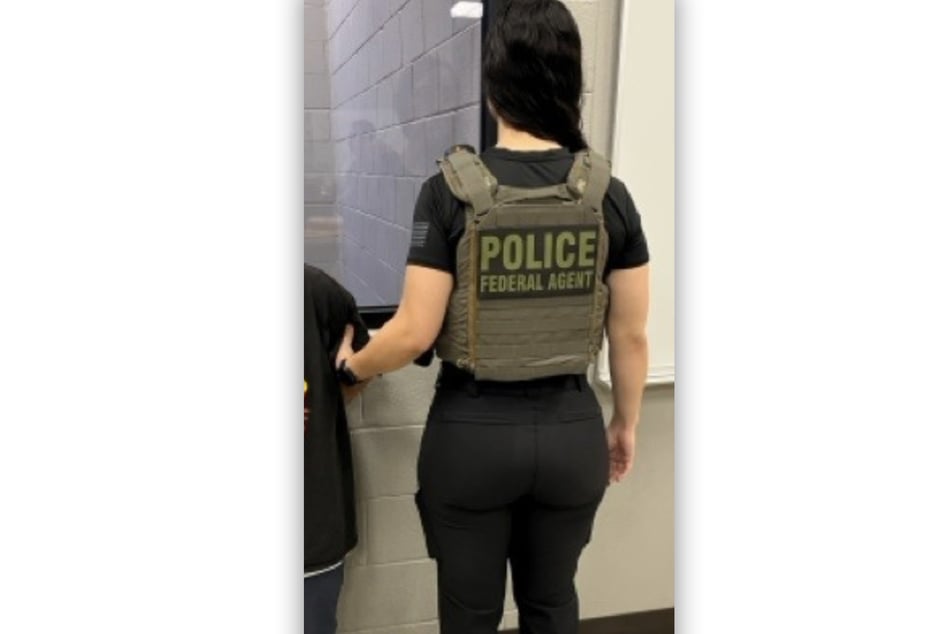Die ICE-Beamtin ist auf dem Bild mit schwarzer Hose und Weste zu sehen, ihr Anblick sorgte für Diskussionen.