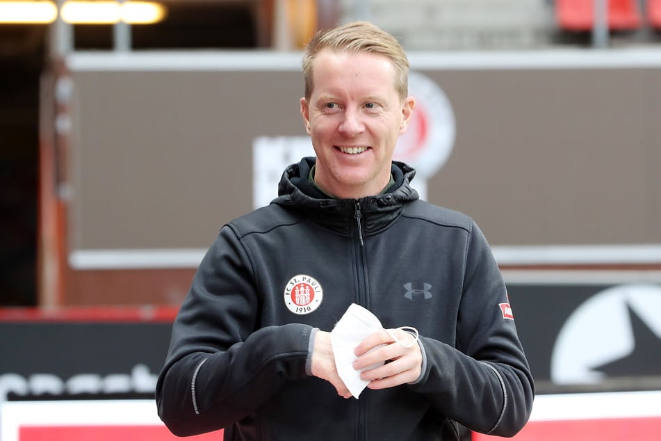 St. Pauli-Coach Timo Schultz (43) freute sich über den Sieg seiner Jungs.