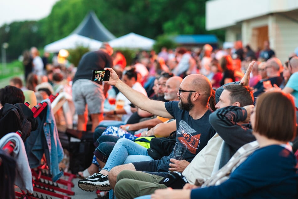 Aber auch draußen vor der Tribüne sind 200 Sitzplätze verfügbar.