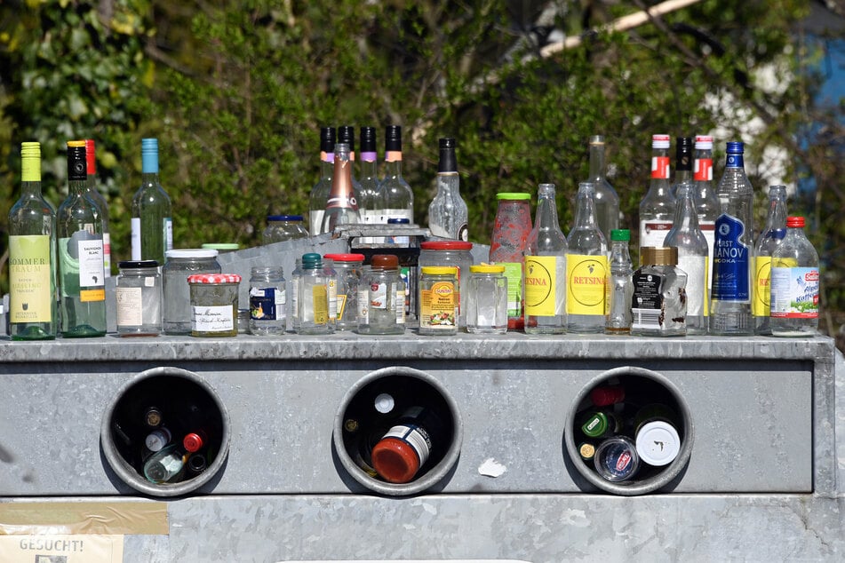 Ungespülte Honiggläser im Altglascontainer sind eine Gefahr für Honigbienen.