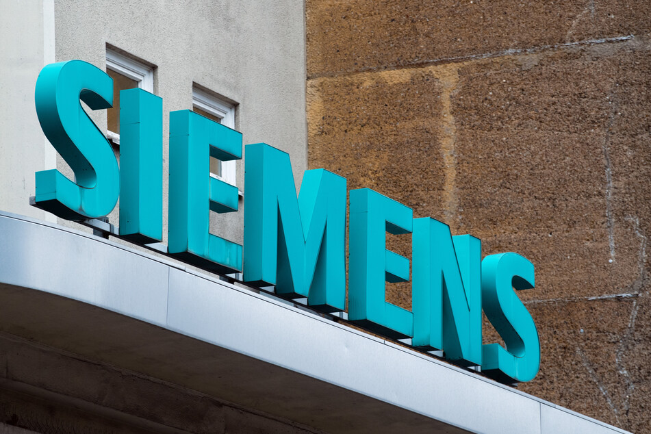 Der Schriftzug "Siemens" neben dem Eingangstor des Unternehmens.