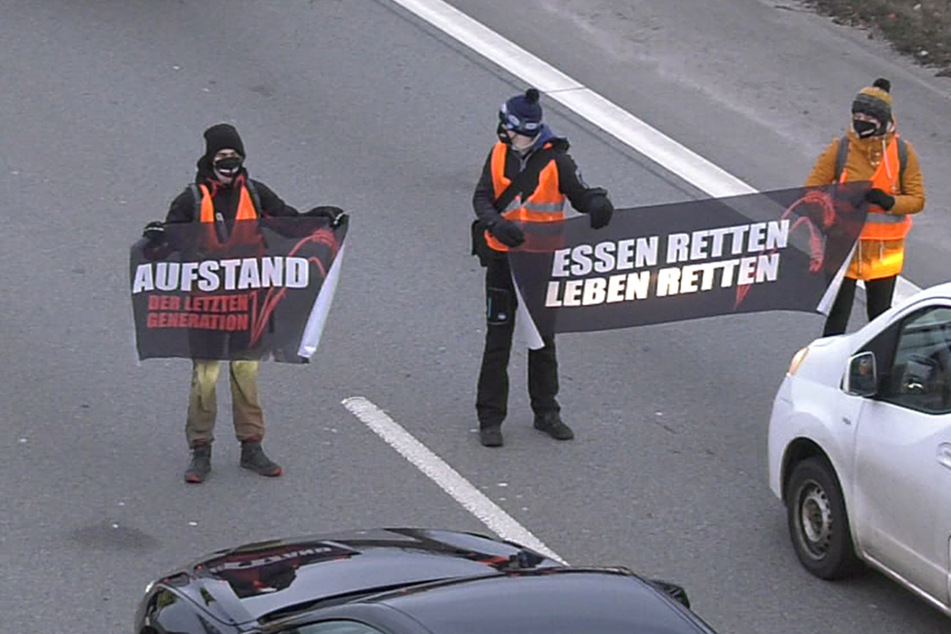 Berlin: Schon wieder! Klimaaktivisten kleben sich auf die Straße und sorgen für A100-Sperrungen