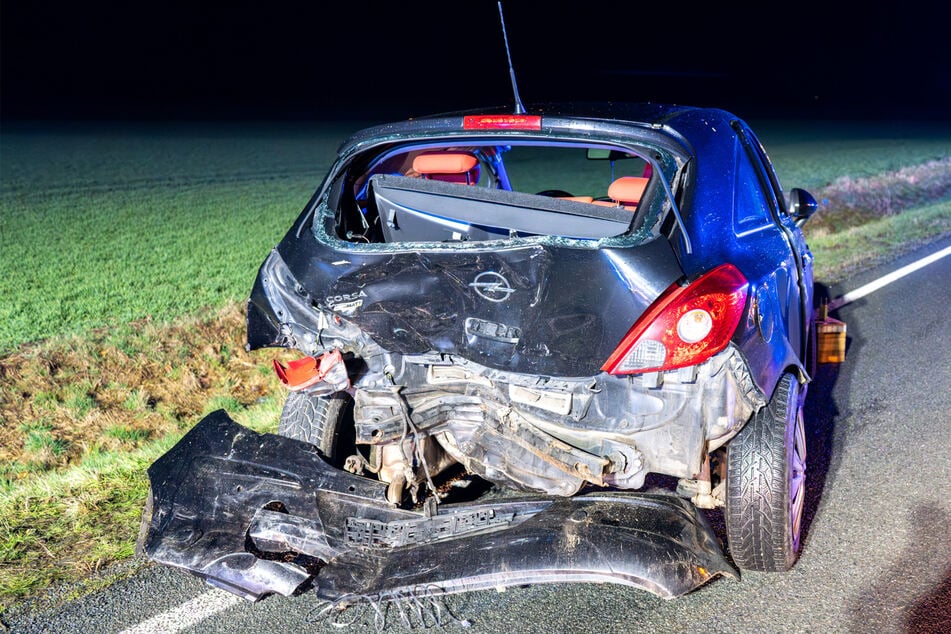 Crash nach Auto-Panne auf der B85: Fahrer eingeklemmt
