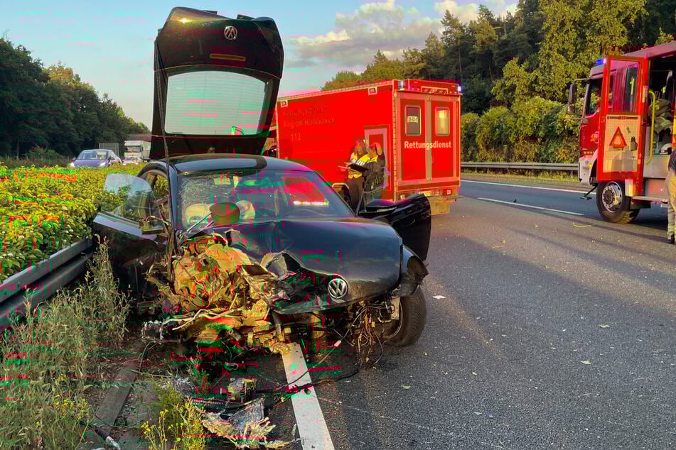 Ein Mann wurde dabei lebensgefährlich verletzt und musste aus seinem Auto befreit werden.