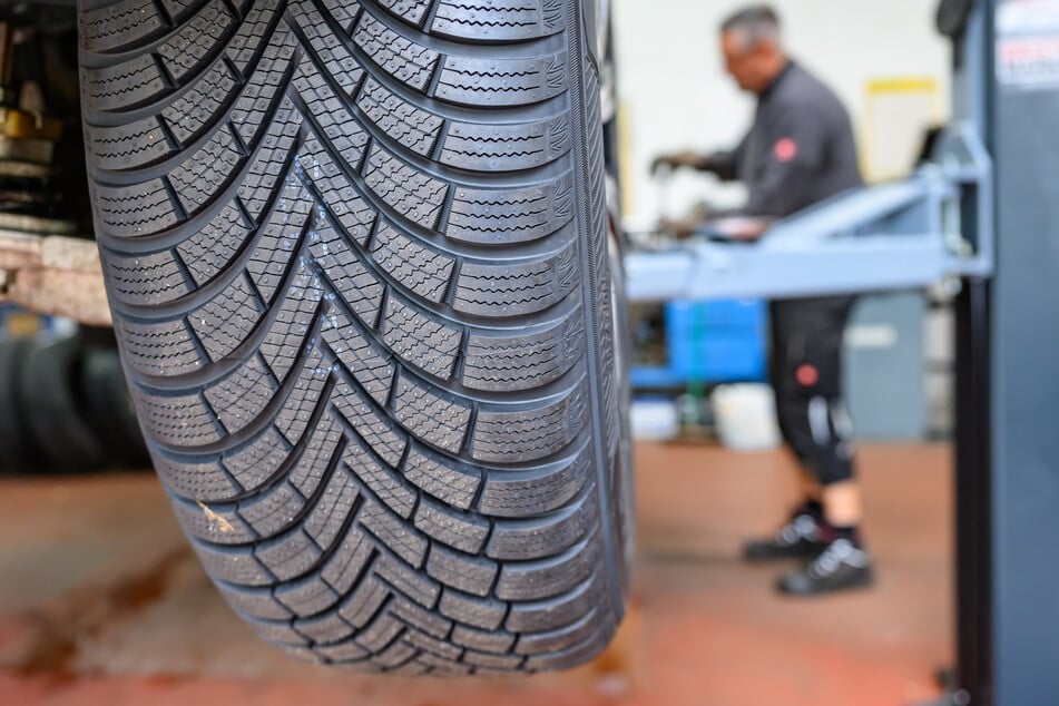 Im Winter bei Schnee und Glätte mit Sommerreifen unterwegs zu sein, kann gefährlich werden. (Symbolfoto)