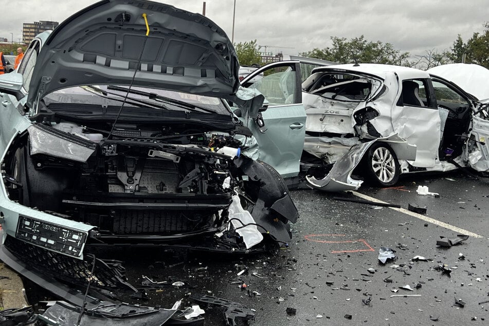 Sieben bis acht Fahrzeuge sollen nach Angeben der Polizei an dem Unfall beteiligt gewesen sein.