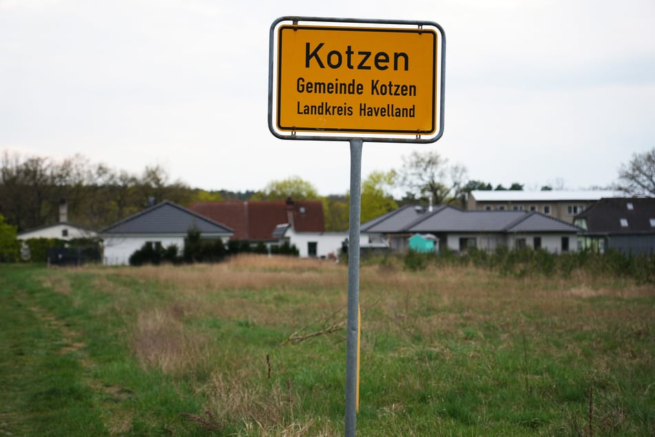 Das Ortseingangsschild des Ortes "Kotzen" im Landkreis Havelland. Der Ortsname ist slawischen Ursprungs und soll so viel wie "Ort, wo haarige Pflanzen wachsen" bedeuten.