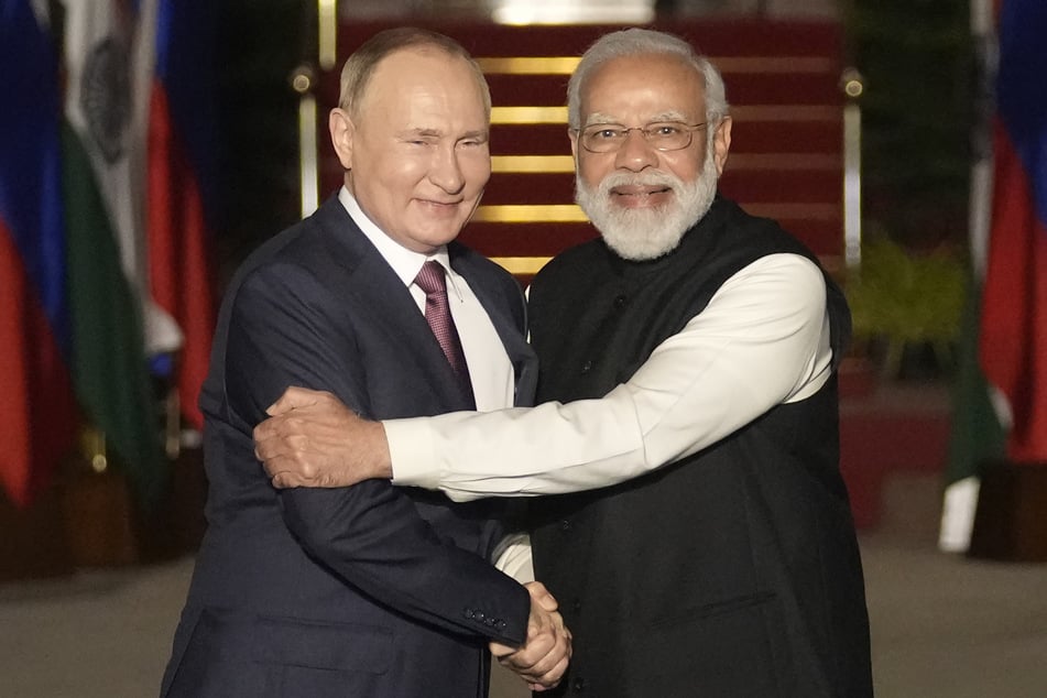 Der russische Präsident Wladimir Putin (71, l.) und der indische Premierminister Narendra Modi (73) stehen eng beieinander. (Archivbild)