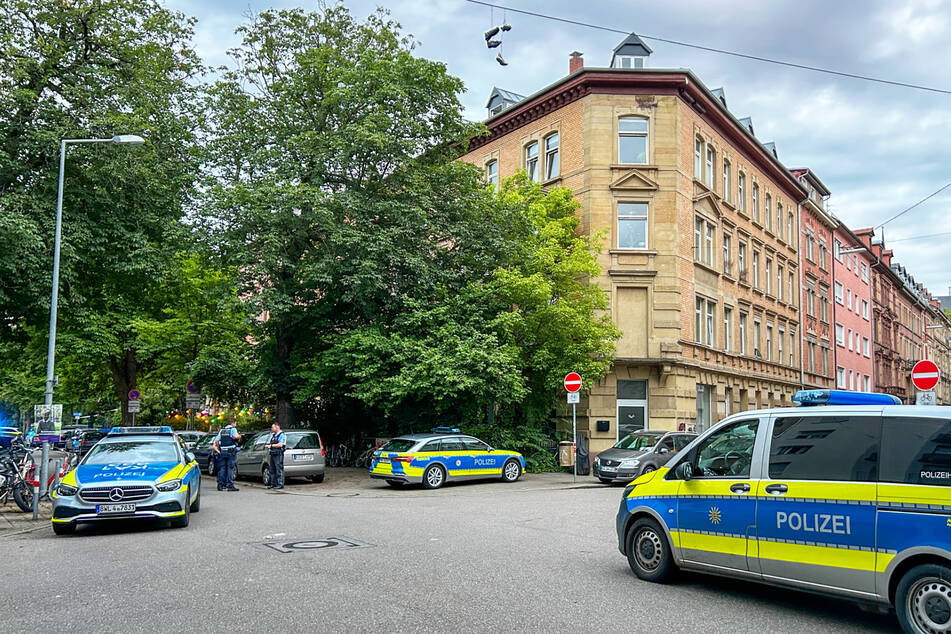 In der Gottesauer Straße in Karlsruhe lief am Montagabend ein größerer Polizeieinsatz, weil Anwohner Schüsse hörten.