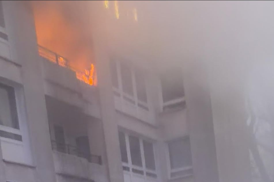 Balkon steht in Vollbrand: Schwangere muss ins Krankenhaus
