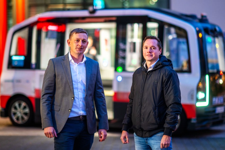 Carsten Schröter (39, r.) und Stefan Geißler (31) von IAV sind sich einig: Das autonome Fahren wird im Straßenverkehr eine große Rolle spielen.