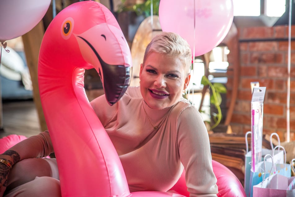 Melanie Müller (34) auf einem aufblasbaren Flamingo inmitten von Geschenken für ihre Tochter Mia Rose, die am vergangenen Dienstag fünf Jahre alt wurde.