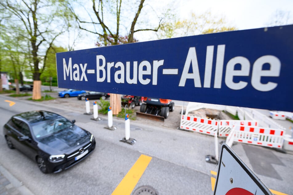 Dichter Verkehr und eng bebaute Straßen führen zu hohen Werten, insbesondere an viel befahrenen Straßen wie der Max-Brauer-Allee.