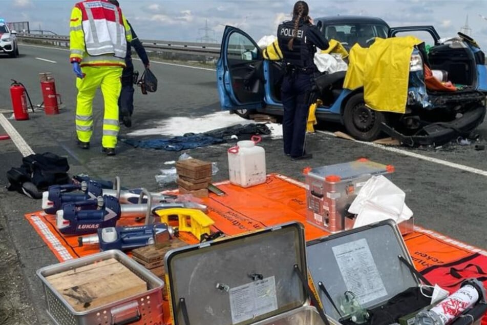 Das blaue Auto wurde bei dem Unfall massiv beschädigt und musste zur Rettung der beiden Insassen aufgeschnitten werden.