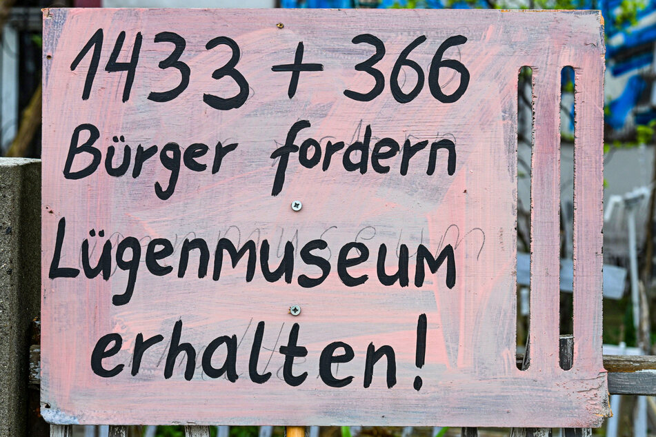 Nachdem die Stadt den ehemaligen Gasthof Serkowitz zweifach zum Verkauf ausgestellt hat, startete Direktor Zapka eine Online-Petition zum Erhalt seines Lügenmuseums.