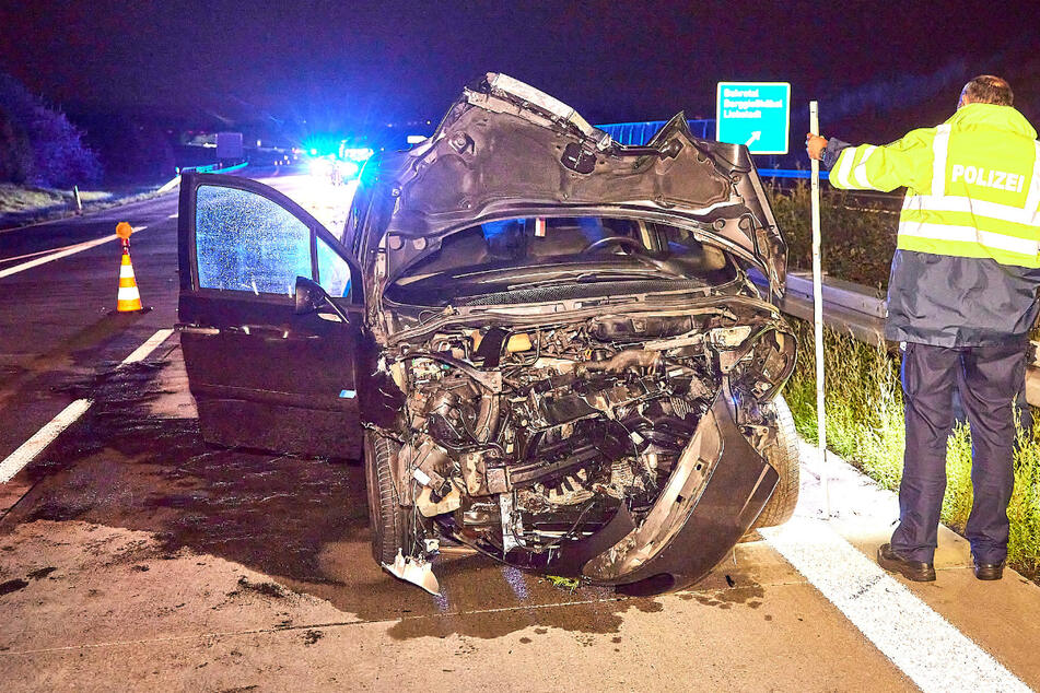Unfall A17: Heftiger Auffahrunfall auf der A17: Fahrer steht unter Drogen und kracht gegen Anhänger
