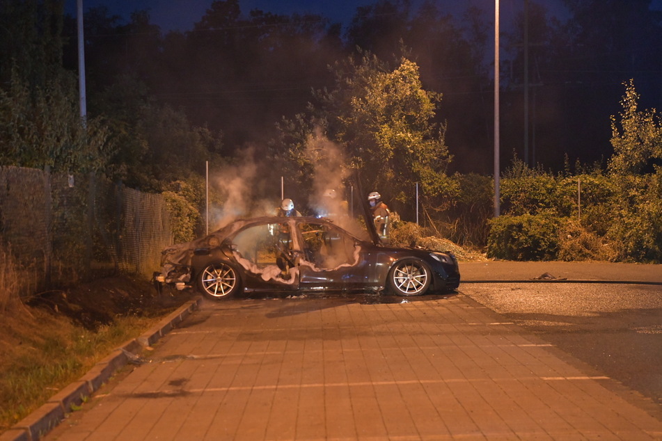Ein Mercedes ist in Berlin-Tempelhof in Flammen aufgegangen.