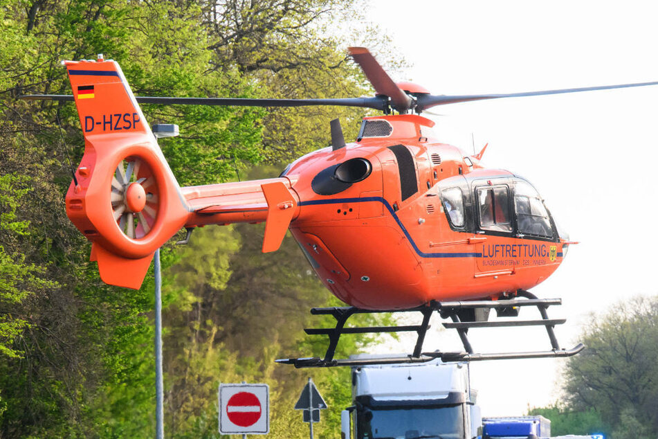 Die 44 Jahre alte Beifahrerin des tödlich verunglückten 45-jährigen Ford-Fahrers ist mit lebensbedrohlichen Verletzungen in eine Klinik nach Greifswald geflogen worden. (Symbolfoto)