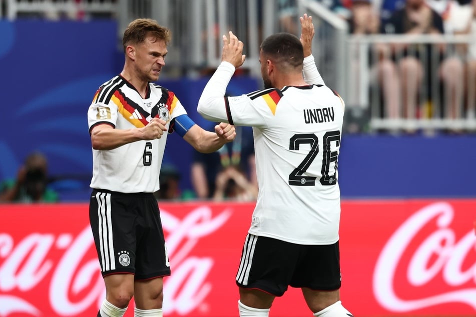 Gut zu erkennen: Eigentlich ist auf den deutschen WM-Trikot ein kleines DFB-Wappen unten in den Rückennummern integriert.