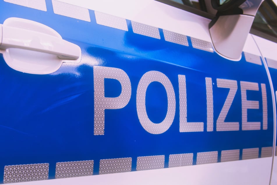 Die Polizei sucht derzeit noch nach dem oder der flüchtigen BMW-Fahrer/in und ist auch auf Hinweise von anwesenden Passanten angewiesen. (Symbolbild)