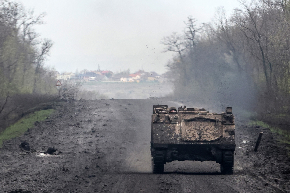 Die Versorgungsroute nach Bachmut ist umkämpft. Sollten die Ukrainer die Kontrolle über die Straße verlieren, droht die vollständige Einkesselung durch russische Truppen.
