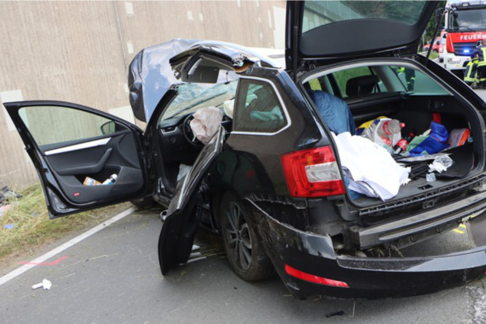 Der schwarze Wagen der 39-Jährigen erlitt durch den Unfall einen Totalschaden.
