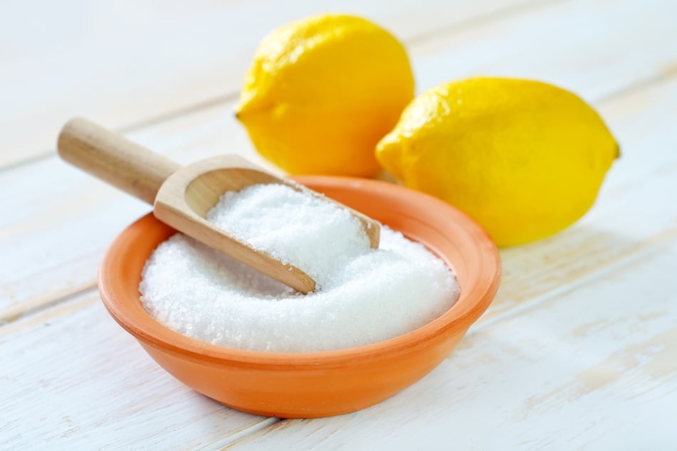 Zitronensaft und Zitronensäure sind ebenfalls sehr effektive Hausmittel zum Wasserkocher Entkalken.