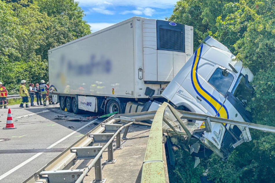 Tödlicher Unfall am Bodensee: Lkw durchbricht Leitplanke und bleibt über Tal hängen