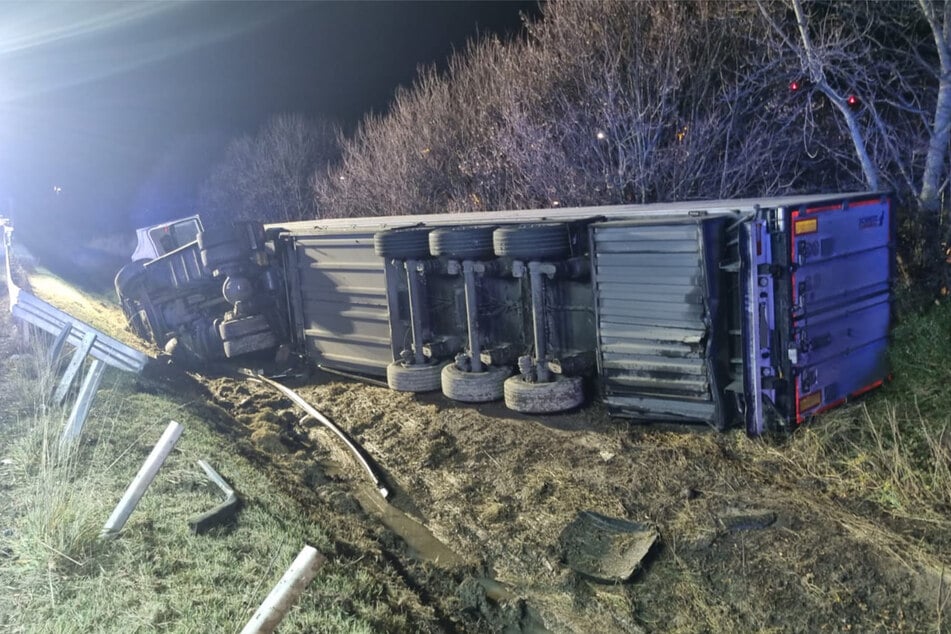 Der LKW durchbrach die Leitplanke und blieb auf der Seite liegen.