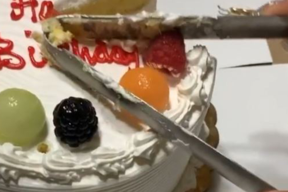 Die Torte wird mit einer Lebensmittelzange geschnitten. Manch ein User bekam von diesem Video eine Erleuchtung...