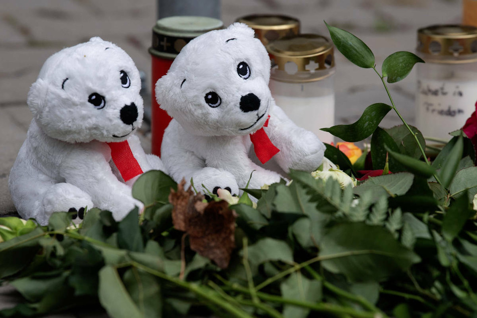 Mit Plüschtieren, Kerzen und Blumen drücken die Menschen in Hanau ihre Anteilnahme an den furchtbaren Geschehnissen aus.
