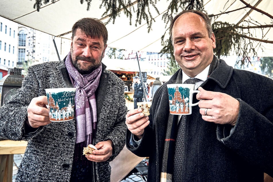 Sven-Erik Hitzer (58, l.), Betreiber des "Advents auf dem Neumarkt", zusammen mit OB Dirk Hilbert (49, FDP).